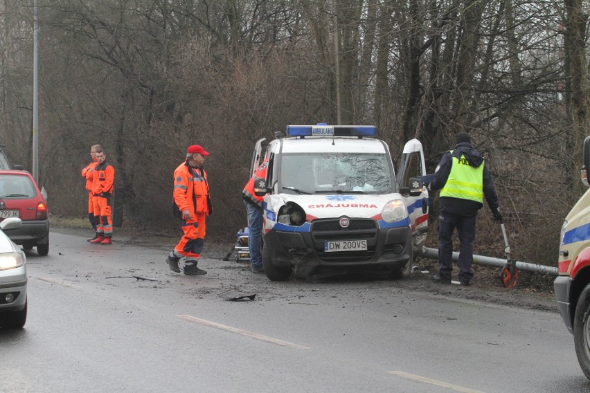 Wypadek karetki. Uderzyła w latarnię