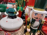 Te świąteczne ozdoby są teraz na topie. Sklepowe półki aż uginają się od reniferów, dziadków do orzechów i uroczych "ciastków"!