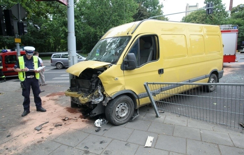 Groźny wypadek na Przędzalnianej! Zderzenie taksówki z busem. Są ranni [FILM, zdjęcia]