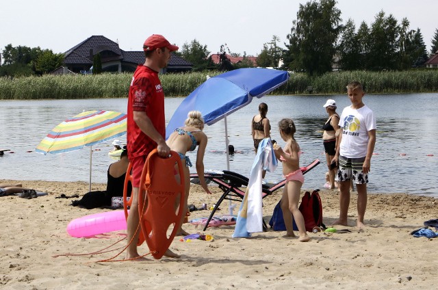 Kąpielisko strzeżone przy plaży w Tarpnie czynne jest do końca sierpnia w godzinach 10-19.