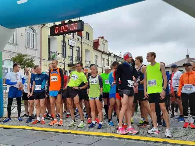 VII Bieg Ulicami Bohaterów w Małogoszczu. Rywalizowały dziesiątki zawodników. Po raz pierwszy konkurowano też w nordic walking.