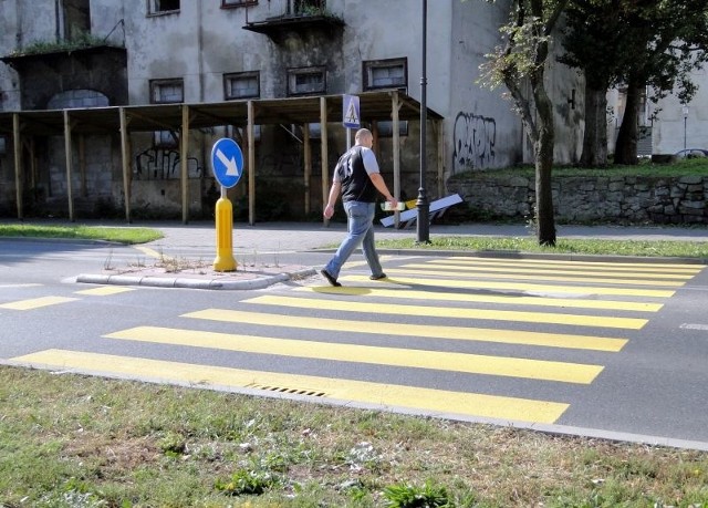 Drogowcy przesunęli przejście dla pieszych na ulicy Reja bliżej ulicy Wolność, ale nie doprowadzili chodnika do nowej zebry.