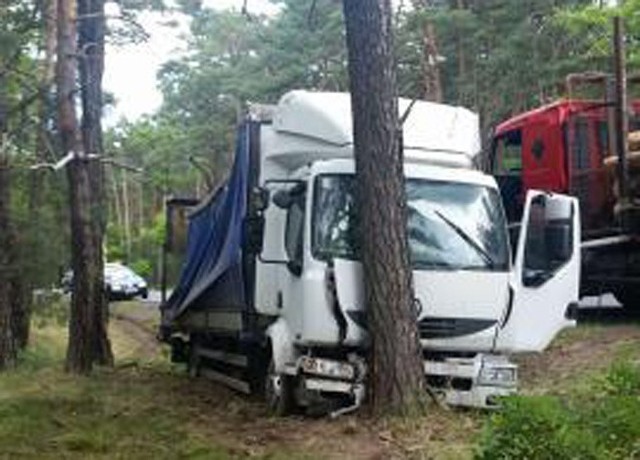 Do zdarzenia doszło w sobotę, 11 czerwca, na trasie z Nowogrodu Bobrzańskiego w kierunku Żar.Jak mówił kierujący, z naprzeciwka wyjechała inna ciężarówka. – Jechała prosto na mnie na – tłumaczył kierowca. Nie miał innego wyjścia, musiał odbić na pobocze. Gdyby nie zareagował doszłoby do czołowego zdarzenia.Ciężarówka wypadła z drogi i uderzyła w drzewo. Na szczęście kierującemu nic się nie stało.Przeczytaj też:   Tragedia pod Zieloną Górą. Audi wbiło się pod porsche. Zginęły dwie młode dziewczyny
