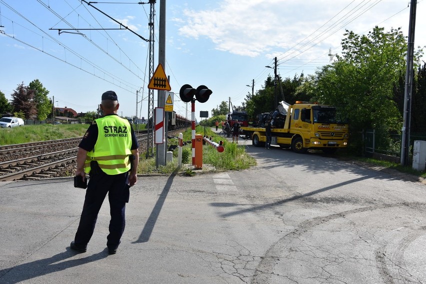 Śmiertelny wypadek na przejeździe kolejowym w Blachowni: samochód wjechał pod pociąg. Kierowca usiłował ominąć szlaban WIDEO+ZDJĘCIA