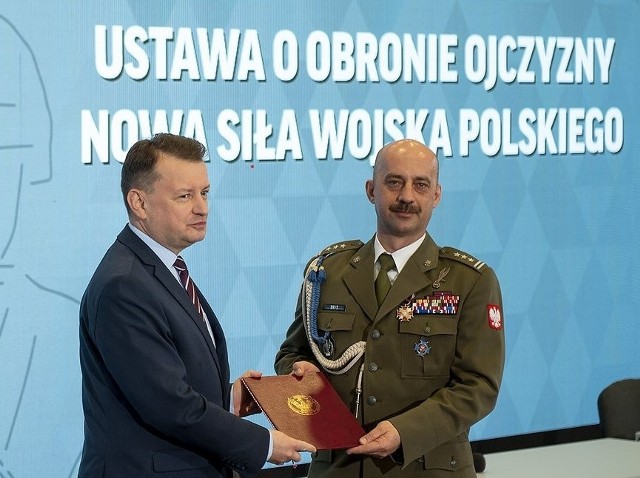 Szef MON Mariusz Błaszczak wręcza pułkownikowi Mirosławowi Brysiowi powołanie na stanowisko Pełnomocnika Ministra Obrony Narodowej do spraw utworzenia Centralnego Wojskowego Centrum Rekrutacji.