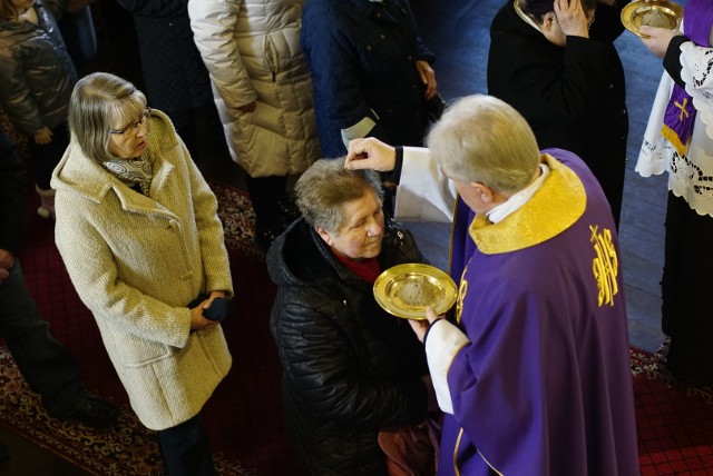 Posypywanie głów popiołem to jeden z najbardziej przemawiających rytów pokutnych w Kościele Katolickim.