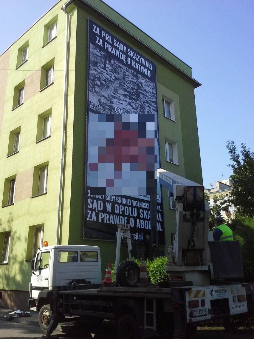 Antyaborcyjny baner uderzający w sąd w Opolu na kamienicy...