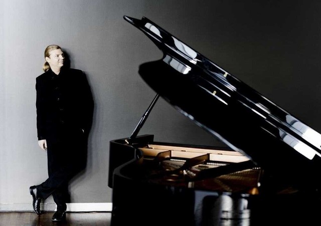 Hipnotyzujący i władczy król fortepianu z RosjiKrytycy jego występy określają jako czarujące, hipnotyzujące, władcze, a koncerty nazywają wielkimi muzycznymi doświadczeniami, a publiczność „pada mu do stóp" i długo po zakończeniu koncertów nie pozwala zejść ze sceny. Denis Kozhukhin, jeden z największych pianistów swojego pokolenia, już wkrótce oczaruje także szczecińską publiczność.Denis Kozukhin, 20 lutego, filharmonia, godz. 19, bilety 20-40 zł.