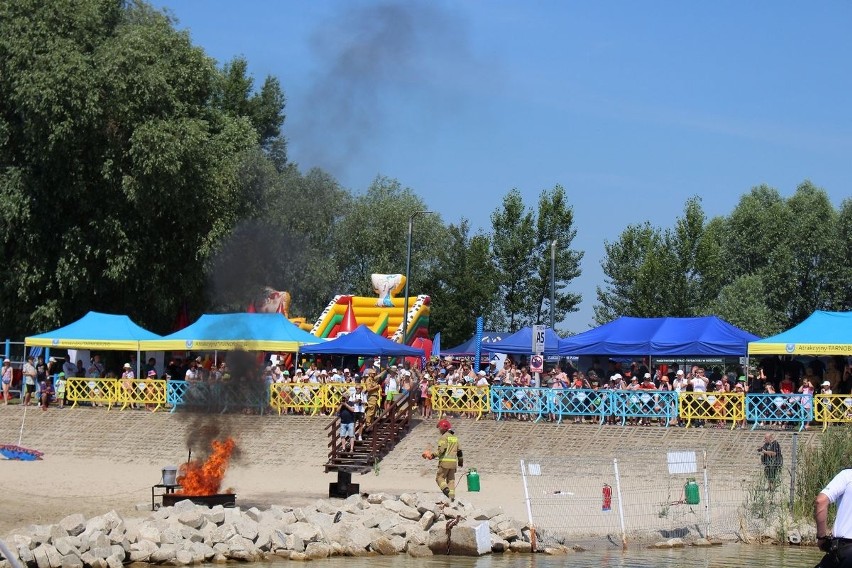 Akcja policji "Kręci mnie bezpieczeństwo nad wodą" nad Jeziorem Tarnobrzeskim. Piknik z pokazami ratownictwa. Zdjęcia