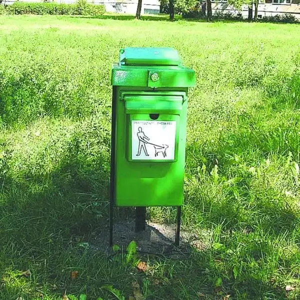 Pojemniki na odchody stoją bezużytecznie. Gdzie pies narobi tam zostają. Tak wygodniej...