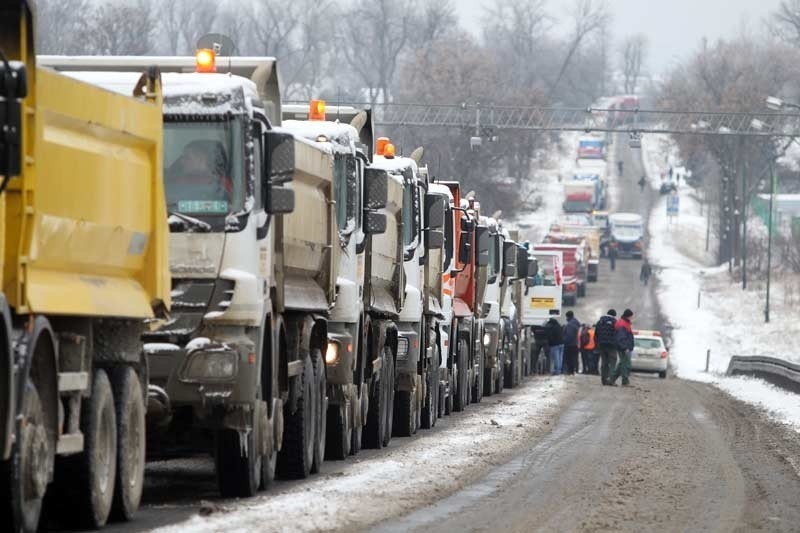 Kilkadziesiąt ciężarówek blokuje "czwórkę"