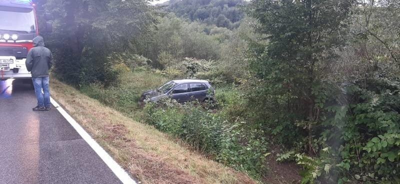 Żegiestów. Volkswagen polo wpadł do przydrożnego rowu