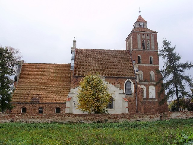Późnogotycki kościół w Nieszawie - nadwiślańskim miasteczku, gdzie zakończyła się długa wędrówka poprzednich miejscowości noszących tę nazwę.