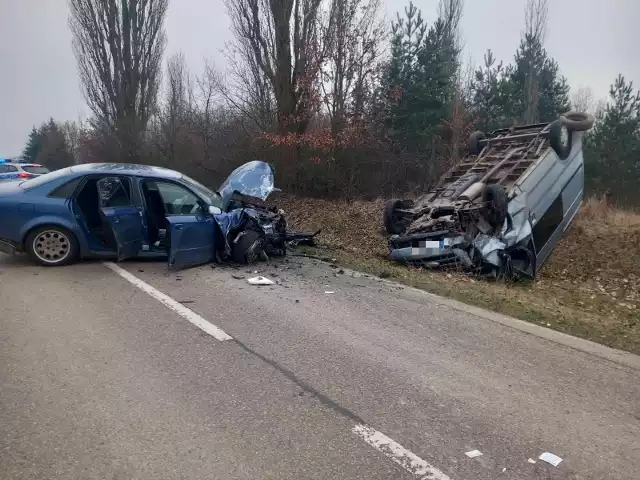 Wypadek w Wólce Chrapanowskiej. Bus zderzył się czołowo z osobowym oplem.