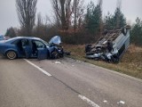 Wypadek w Wólce Chrapanowskiej. Czołowo zderzył się bus z osobówką, dostawcze auto dachowało. Trzy osoby w szpitalu