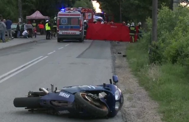 W sobotę, 30 czerwca, około godz. 19.30 w Zawadzie (gmina Mstów) doszło do śmiertelnego wypadku. Motocyklista zderzył się z samochodem osobowym. W wyniku zderzenia zginął motocyklista i jego pasażer.Jak doszło do wypadku motocyklisty?Jak wynika z dotychczasowych ustaleń śledczych, 24-letni motocyklista na prostym odcinku drogi próbował najprawdopodobniej wyprzedzić ciągnik rolniczy, który wyjeżdżał akurat z posesji na drogę w kierunku Koniecpola.Wówczas motocyklista doprowadził do czołowego zderzenia z jadącym naprzeciwko samochodem osobowym marki Seat.