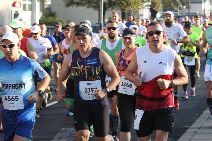 Zdjęcia z maratonu w Poznaniu 2018 - biegacze na pierwszym...