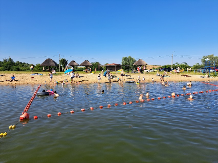 Kąpielisko nad zalewem w Radzanowie w sobotę 15 lipca. Sporo ludzi przyszło szukać ochłody w upalny dzień. Zobacz zdjęcia