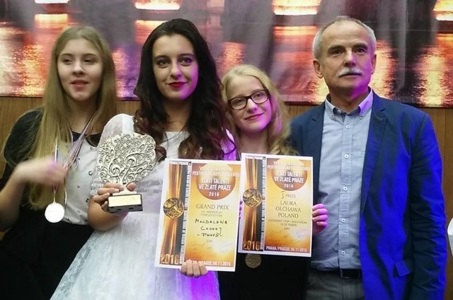 Druga od lewej: Magdalena Chołuj – zdobywczyni Grand Prix, obok niej – Laura Olchawa – laureatka pierwszego miejsca na Międzynarodowym Festiwalu Golden Talents in Golden Prague w Pradze.