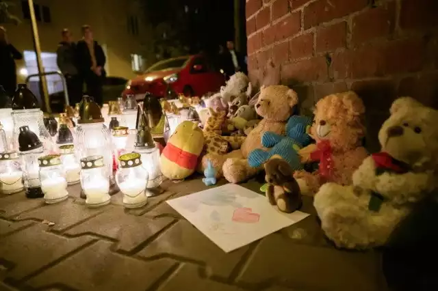 Mieszkańcy Poznania przynoszą znicze i maskotki w miejsce na poznańskim Łazarzu, gdzie doszło do śmiertelnego ugodzenia nożem 5-letniego chłopca.
