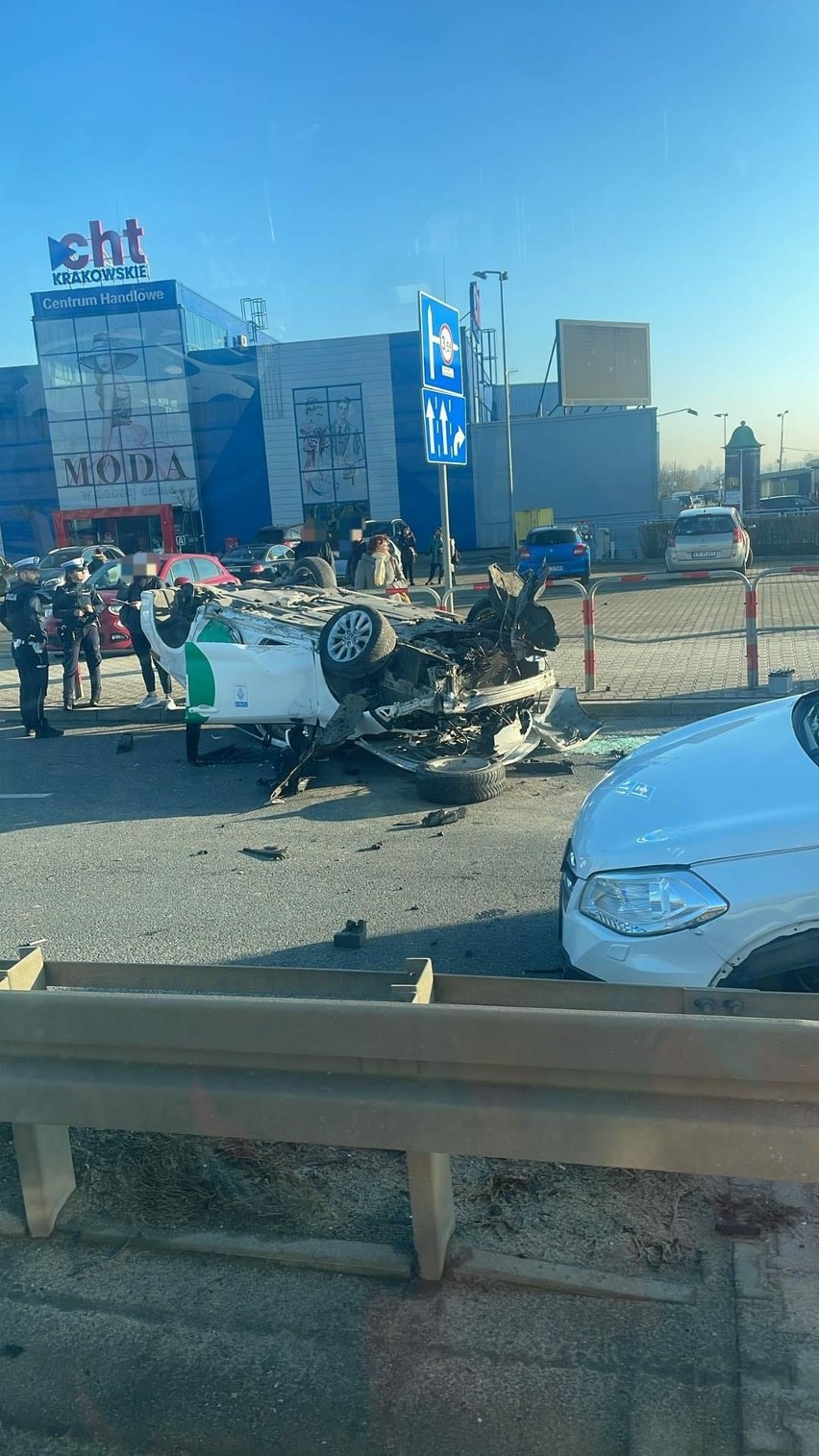 Kraków. Poważny wypadek na ul. Nowohuckiej. Skasowany samochód na dachu