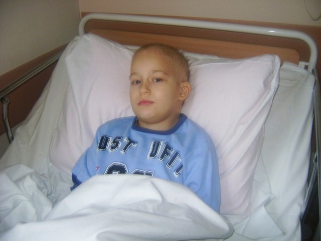 Dominik Kak po zabiegu w klinice w Wiedniu. Chłopiec czuje się dobrze.