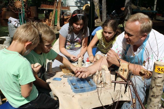 Piknik "Lato na pograniczu" w GłuchołazachDzieci chętnie uczestniczyły w warsztatach rzemiosła, ucząc się rzeźbienia w drewnie czy garncarstwa.
