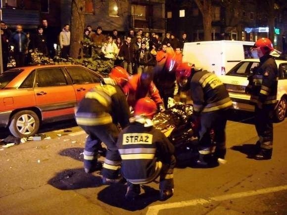 Ratownicy ze straży i pogotowia długo opatrywali nogę leżącej na ulicy 10-latki.