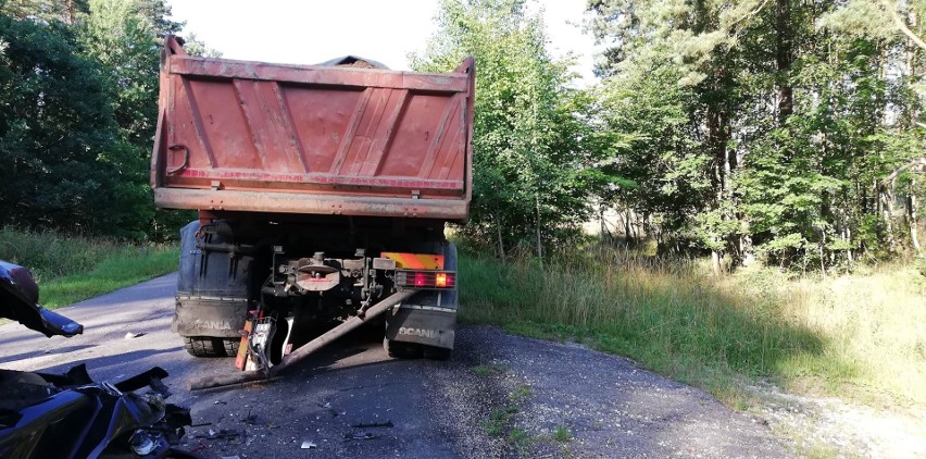 Zderzenie z ciężarówką. Wyglądało bardzo groźnie, na szczęście rannych nie było (zdjęcia)