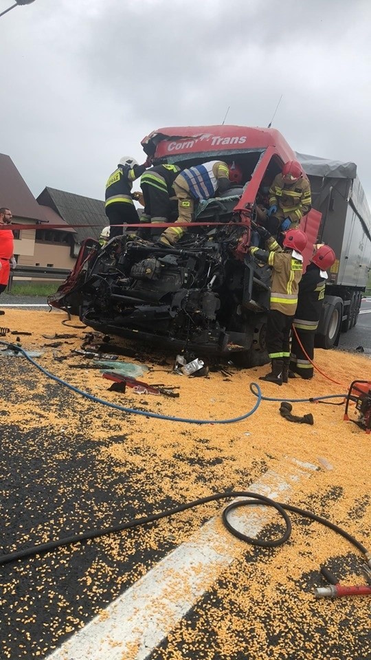 Wypadek w Chyżnem. Na DK7 zderzyły się dwie ciężarówki [KRÓTKO]