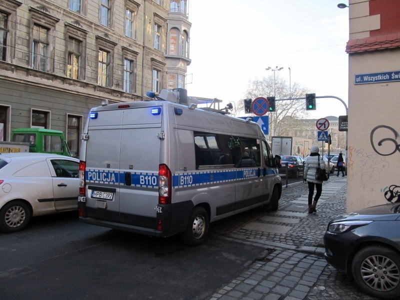 Wrocław: Wypadek na ul. Wszystkich Świętych. Samochód potrącił 70-latka (ZDJĘCIA)