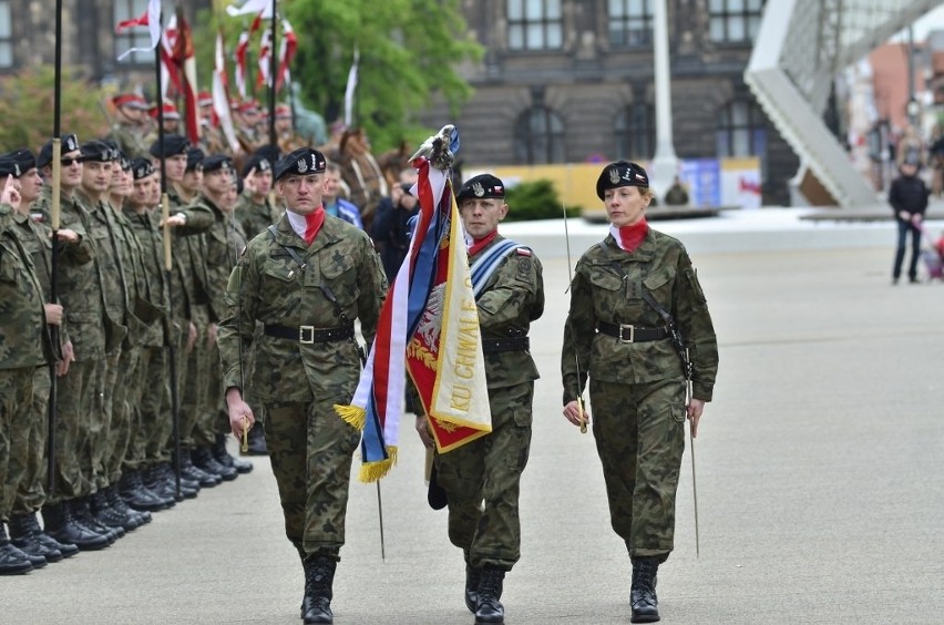 Dni Ułana 2014 w Poznaniu: Msza, wręczenie odznak i defilada