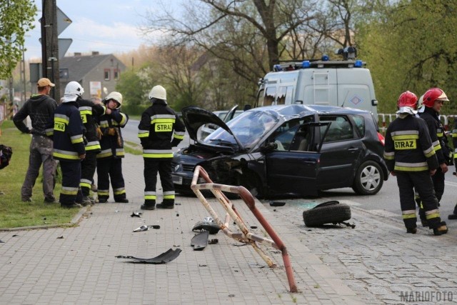 46-letni kierowca renault scenic i jego 16-letnia córka zostali odwiezieni do szpitala w wyniku dachowania auta w Przyworach pod Opolem. Według wstępnych ustaleń policji, kierujący renault, z nieznanych na razie przyczyn, stracił panowanie nad autem, które uderzyło w barierki i dachowało. Policjanci ustalają przyczyny zdarzenia, do którego doszło około godz. 16.
