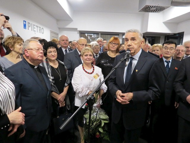 Blisko 170 gości z kraju i zagranicy  uczestniczyło w przyjacielskim spotkaniu z okazji 60- lecia pracy dziennikarsko-literackiej długoletniego współpracownika „Gazety Pomorskiej” red. Stanisława Kaszyńskiego, który debiutował na łamach GP wywiadem noworocznym w styczniu 1959 r. Pisze na jej łamach do dziś, będąc najstarszym stażem współpracownikiem największego dziennika regionalnego w Polsce. Jubileuszowe spotkanie odbyło się w Mogilnie, którego Jubilat od 1998 r. jest honorowym obywatelem. Rozpoczął je wernisaż wystawy w Miejskiej Bibliotece Publicznej, prezentującej publicystyczny i literacki dorobek autora, wybrane dokumenty, listy, dyplomy, fotografie itp. Część artystyczno-towarzyską benefisu poprowadził  krakowski przyjaciel Jubilata Bogusław Sobczuk- reżyser, aktor, ekspert w zakresie sztuki estradowej, juror festiwali i konkursów, od kilku lat dyrektor Studenckiego Festiwalu Piosenki w Krakowie, wcześniej kilkakrotny uczestnik Krakowskich prezentacji. Pod adresem Jubilata padło wiele ciepłych, serdecznych słów, gratulacji i życzeń. Przekazali je m.in. Dariusz Kurzawa, wicemarszałek województwa, prezydent Inowrocławia Ryszard Brejza, burmistrz Mogilna Leszek Duszyński, były prezydent  Gniezna Jacek Kowalski, krakowscy przyjaciele S. Kaszyńskiego – Stanisław Dziedzic, Ferdynand Nawratil, Tadeusz Skoczek, prezes Mogileńskiego Towarzystwa Kultury Teresa Kujawa. Wyjątkowym gościem był I sekretarz Ambasady Koreańskiej Republiki Ludowo-Demokratycznej Kwon Ju Hyok. Jego obecność związana była z niedawną publikacją S. Kaszyńskiego w GP, w której autor opisywał losy koreańskich studentów, goszczących pod koniec lat 50. w Mogilnie. Ambasada pomogła autorowi w ustaleniu dalszych losów studentów. Oprawę artystyczną wieczoru  stanowił występ Aleksandry Kwiatkowskiej z Bydgoszczy, jednej z najzdolniejszych interpretatorek piosenki literackiej młodego pokolenia. Przypomnijmy, że S. Kaszyński jest autorem kilkunastu książek, publikował w ponad 30 pismach w kraju i za granicą, Przez kilka lat jako dziennikarz towarzyszył prezydentowi A. Kwaśniewskiemu w jego wizytach zagranicznych. Odznaczony Krzyżem Kawalerskim, S. Kaszyński jest laureatem Funduszu Literatury. W latch 1959-1969 kierował Wydziałem Kultury Prezydium PRN w Mogilnie. Był założycielem i I prezesem Mogileńskiego Towarzystwa Kultury, współzałożycielem Stowarzyszenia Polskich Mediów i I przewodniczącym jego Rady Naczelnej. Od pół wieku,  ten piewca ziemi mogileńskiej dzięki swoim publikacjom, spotkaniom i inicjatywom kulturalnym, uznawany jest za ambasadora Kujaw i Pomorza pod Wawelem.Stop Agresji Drogowej. Odcinek 5