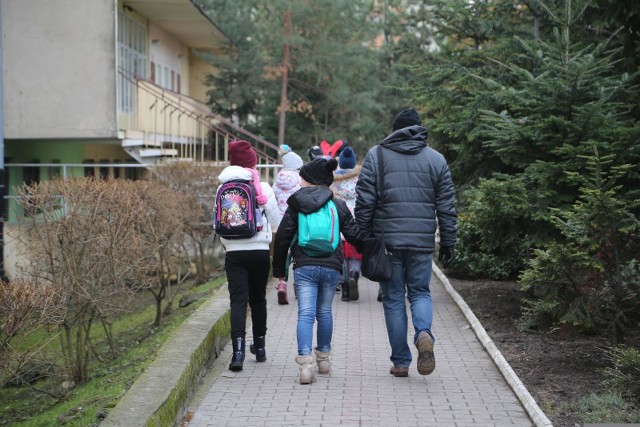 Dzieci, które mają do szkoły dalej niż 3 km, jeżdżą za darmo