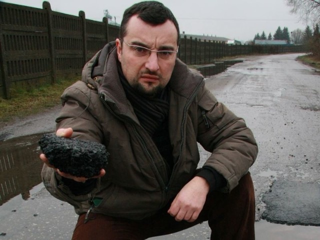 - Droga jest zryta dziurami, spod kół lecą kawałki asfaltu, które mogą uszkodzić inne pojazdy lub zabić pieszego - mówi Piotr Sokół ze wsi Św. Wojciech.