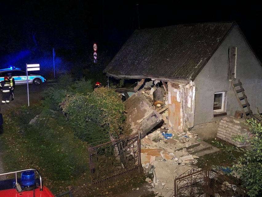 W Sadłowie koło Rypina kierowca BMW uderzył w budynek. Mężczyzna trafił do szpitala. Zobacz zdjęcia