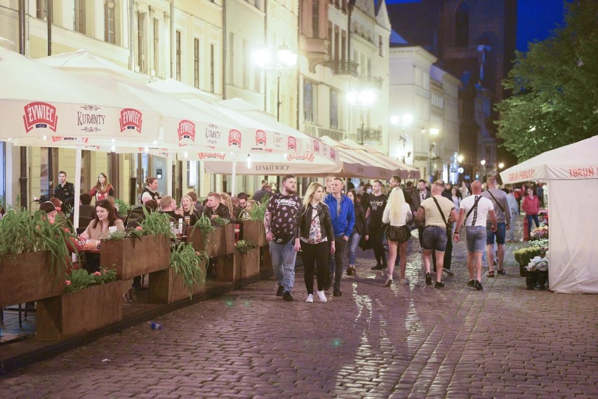 15.05.2021 torun bez maseczek noca stare miasto  fot. jacek...