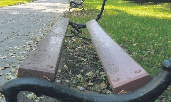 Kolejna niekompletna ławka w stargardzkim parku. Mieszkańcy obawiają się, że chuligani zniszczą następne deski