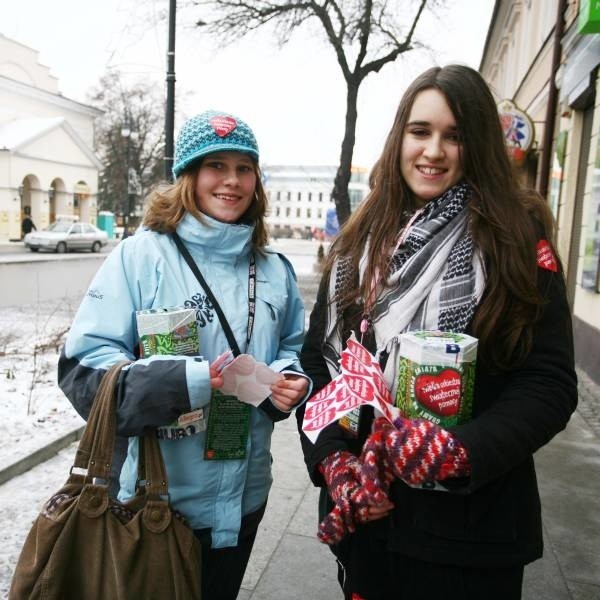 Wolontariuszki Martyna Wojcieszek i Agnieszka Piasecka już kwestują na ulicy Żeromskiego.