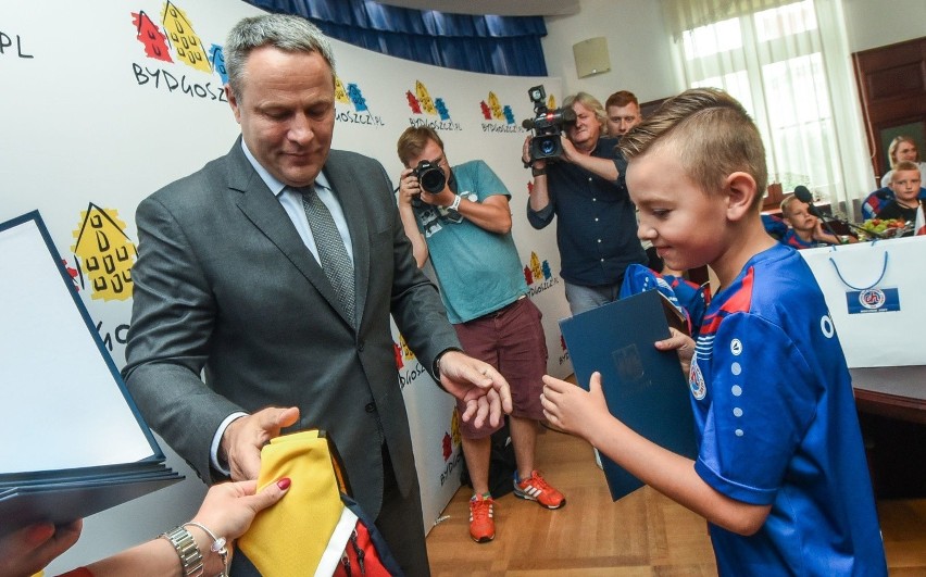 Młodzi piłkarze Chemika Bydgoszcz gościli u prezydenta 