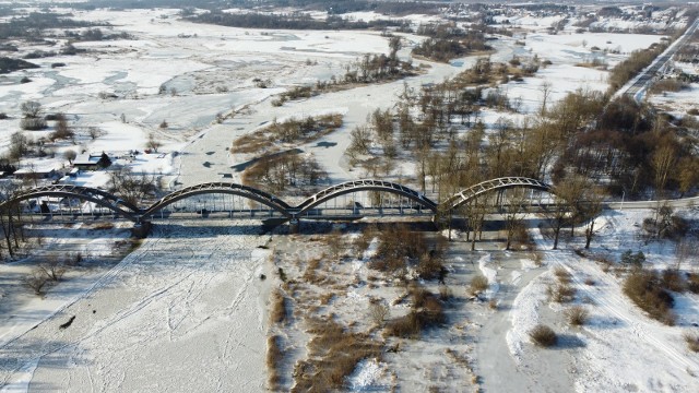 Strażacy z Kielc obserwowali Pilicę używając swojego drona. Tak skuta lodem rzeka wygląda z lotu ptaka.