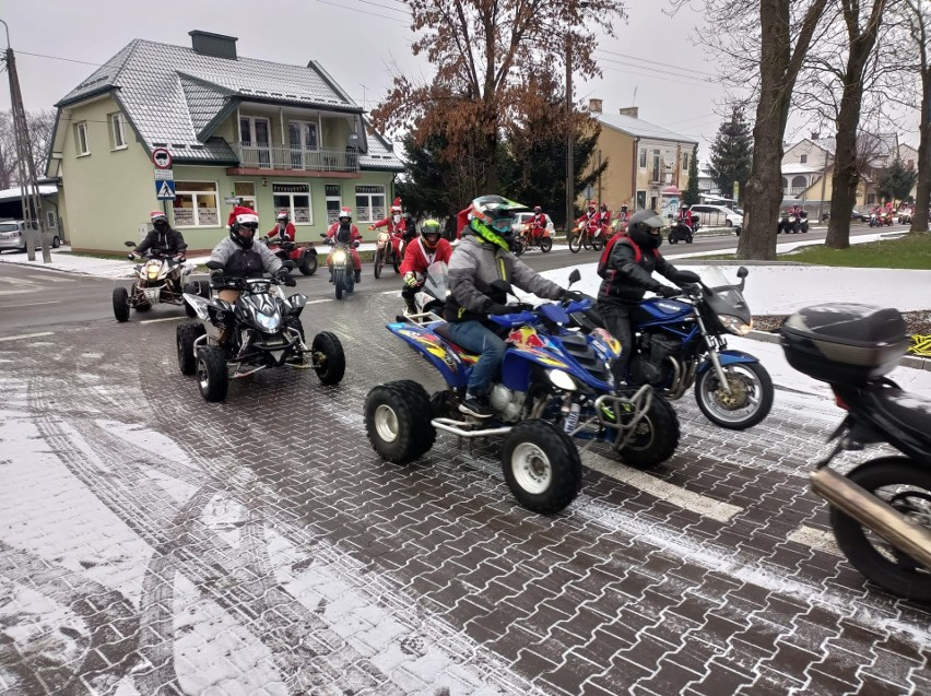 Motomikołaje w Ostrołęce. Motocykliści tradycyjnie przejechali barwnym korowodem ulicami miasta. 3.12.2022. Zdjęcia