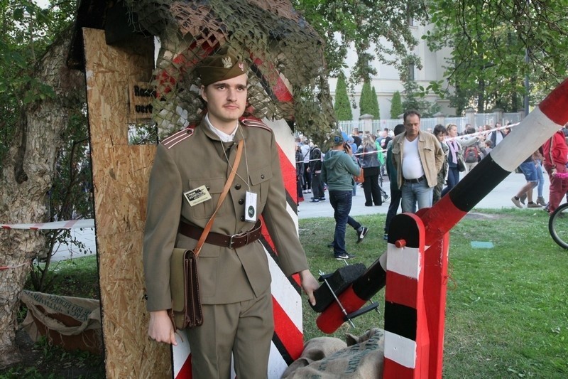 Piknik historyczny przed łódzką katedrą [zdjęcia]