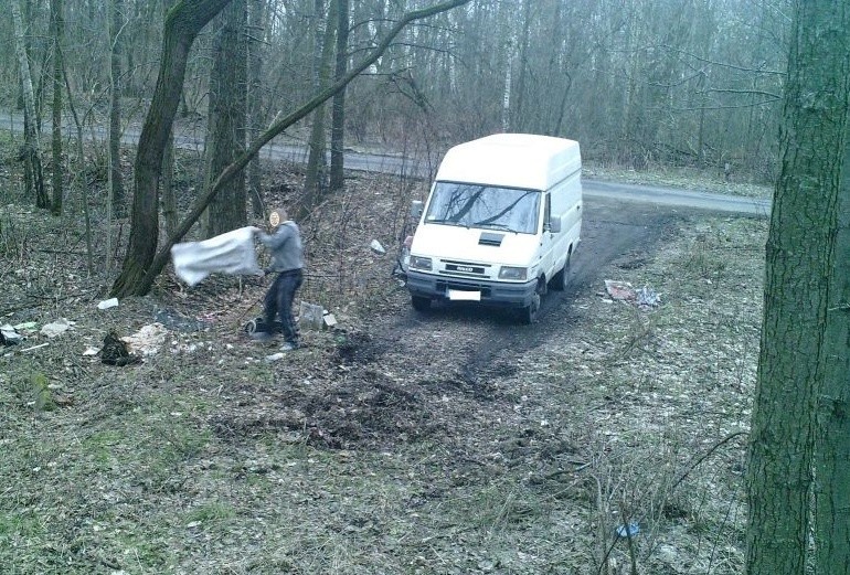 Dzikie wysypiska w Katowicach. Zdjęcia z kamer monitoringu