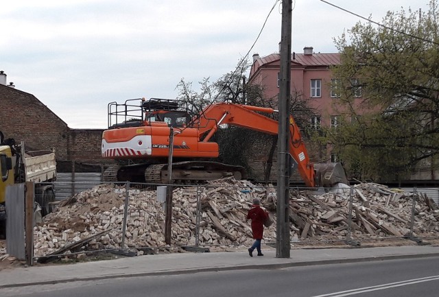 - Przechodziłem obok rozebranej kamienicy przy ul. Piasta 6. Zaczęto sprzątanie gruzowiska. Znowu pod osłoną nocy - napisał do nas miłośnik Bojar - Karol Halicki - podczas czwartkowego spaceru po dzielnicy. Tuż przed godz. 19 sfotografował oczyszczanie placu z gruzowiska.