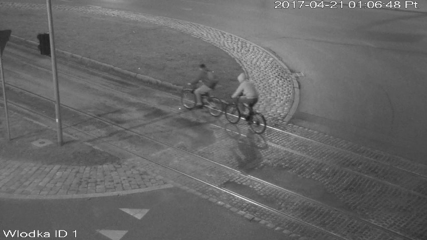 Mężczyźni na rowerach poruszali się po ulicy Chełmińskiej.