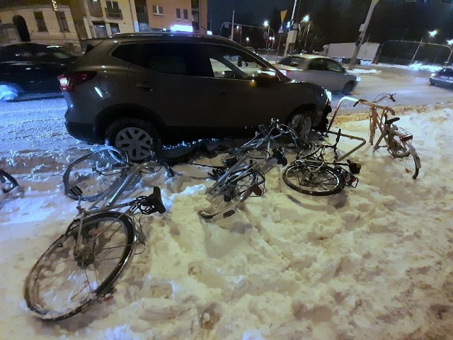 Przed godziną 19, samochód wjechał w zaparkowane na chodniku przy jezdni rowery