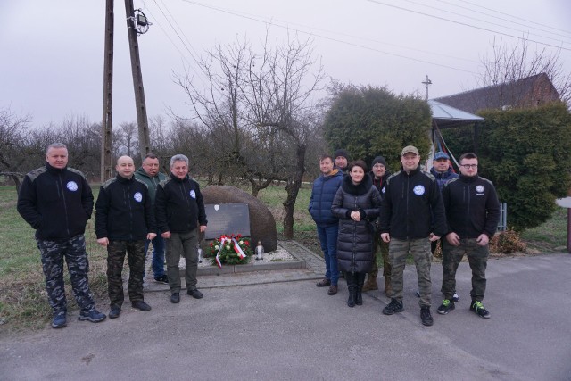 Przypominając wydarzenia tamtych dni członkowie Grupy Eksploracyjno-Historycznej "Wisła" wraz z przedstawicielami władz Miasta i Gminy Koprzywnica złożyli kwiaty w miejscu upamiętniającym jedną z ostatnich bitew Powstania Styczniowego.