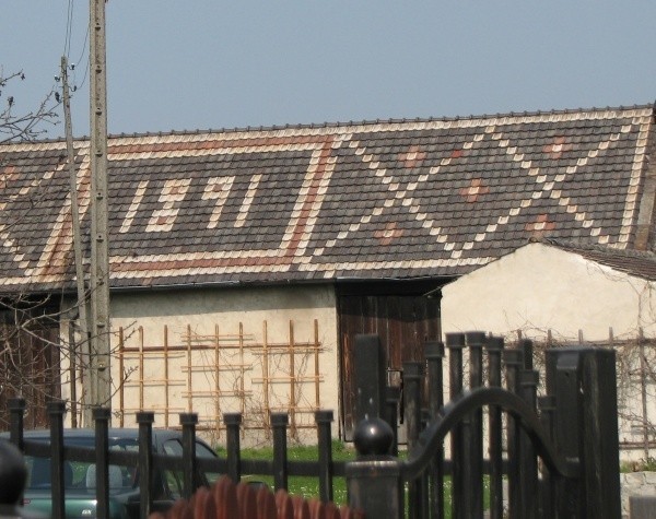 Wzorzysty dach domu w Nowej Wsi Królewskiej z widoczną datą...